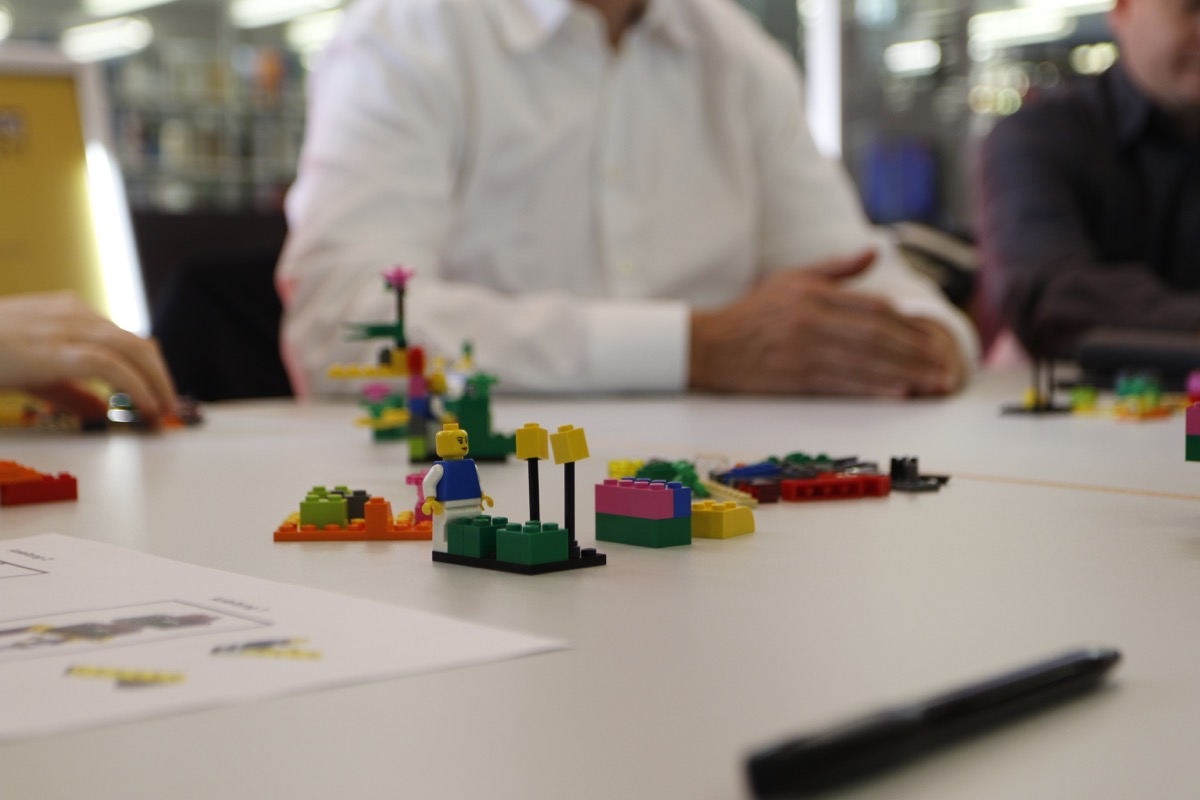 LEGO® SERIOUS PLAY®-Elemente auf einem Tisch